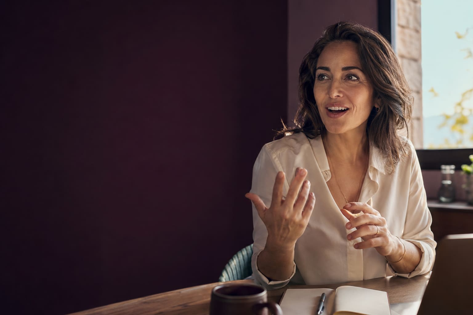 Mujer adulta practicando inglés en una sesión online individual con un coach