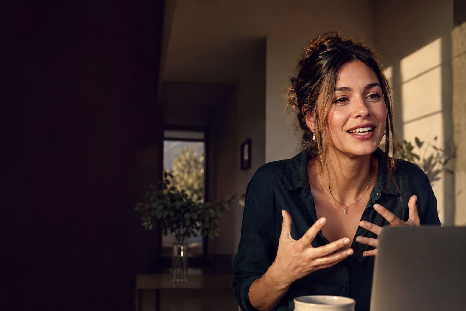Mujer participando con confianza en una sesión de inglés online individual con un coach