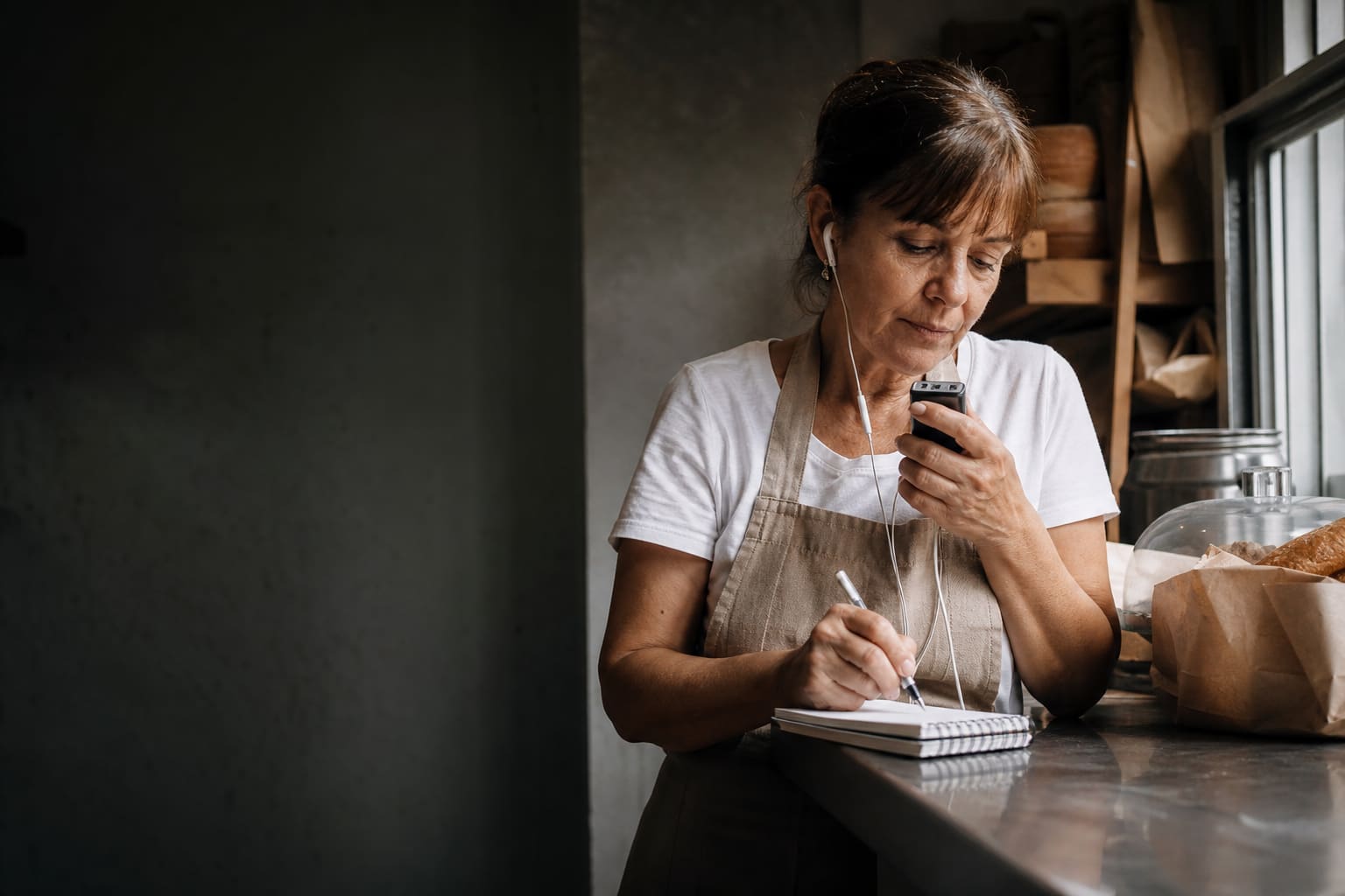 Trabajadora mendocina practica inglés con una grabadora durante una pausa