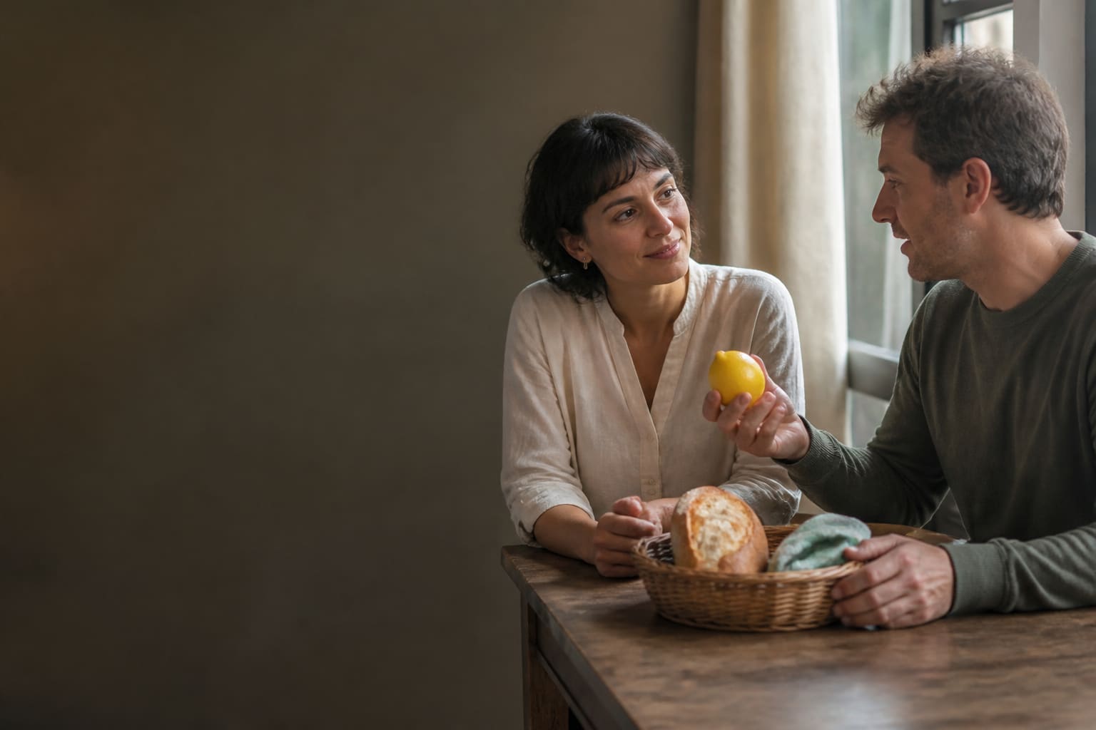 Adult beginner practicing a simple Spanish exchange with everyday market items
