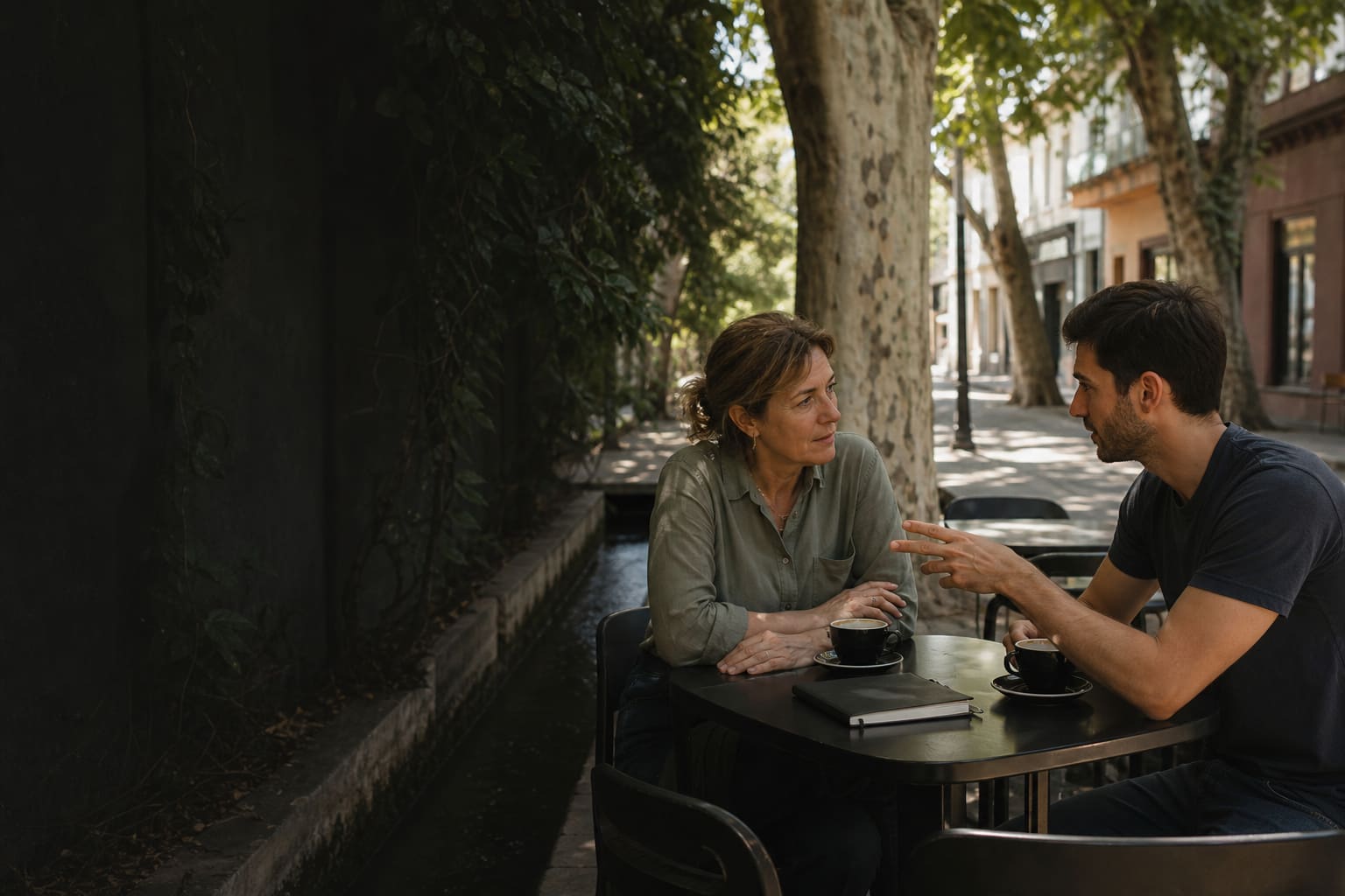 Adultos practicando conversación en un café del centro de Mendoza