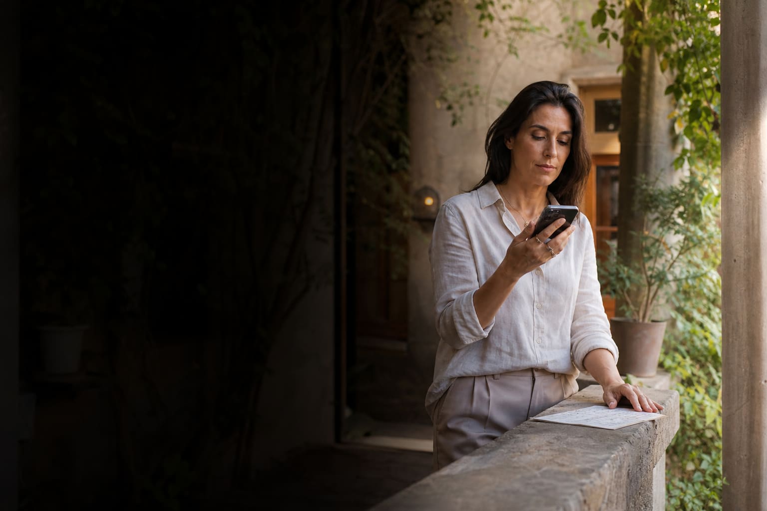 Mujer practica una nota de voz en inglés con calma y confianza