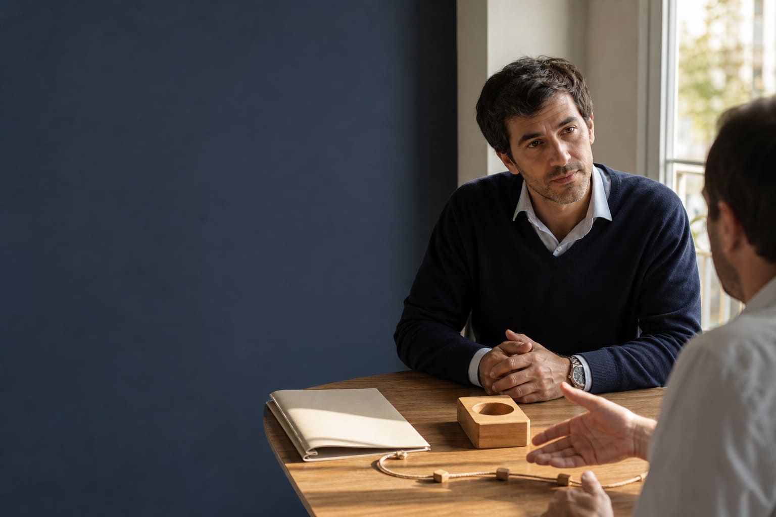 Ejecutivo comercial practica escucha activa en una conversación de descubrimiento en inglés