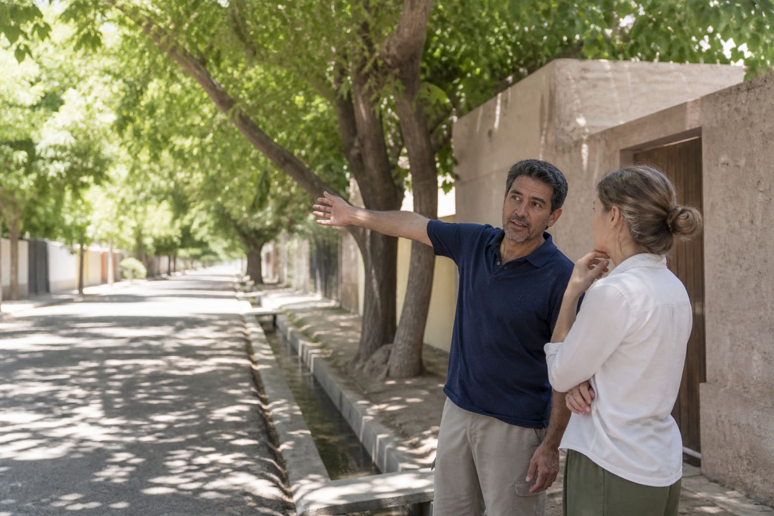 Mendocino dando indicaciones en inglés en una calle arbolada de la ciudad