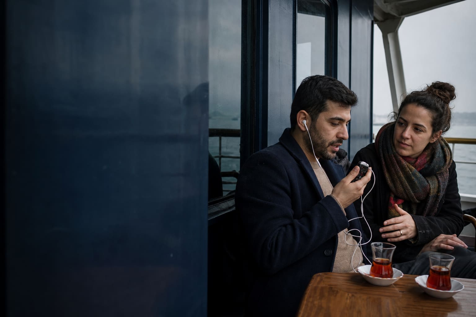 Istanbul vapurunda sesli İspanyolca pratiği yapan yetişkin öğrenci