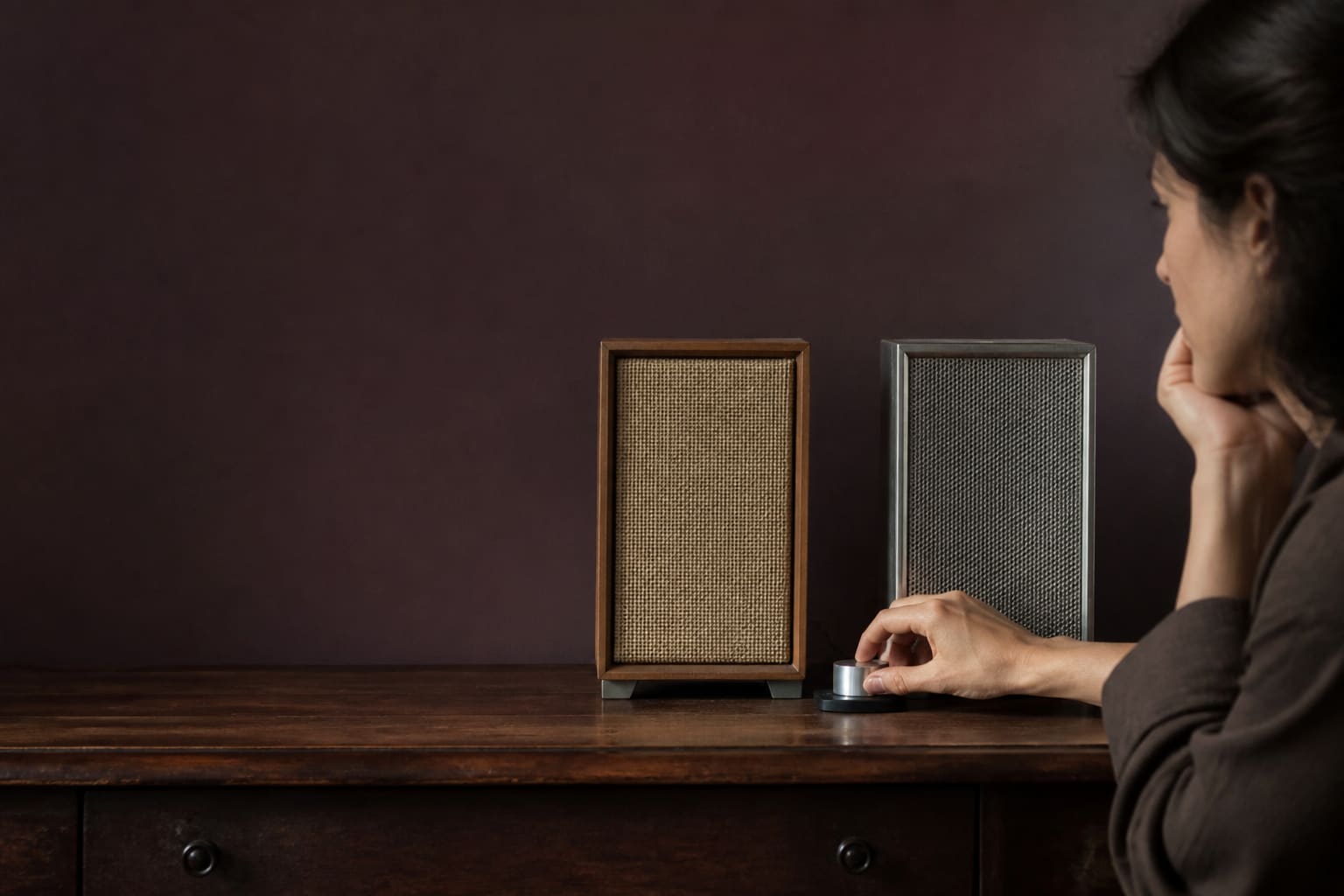 Adult learner comparing two Spanish varieties through distinct listening sources