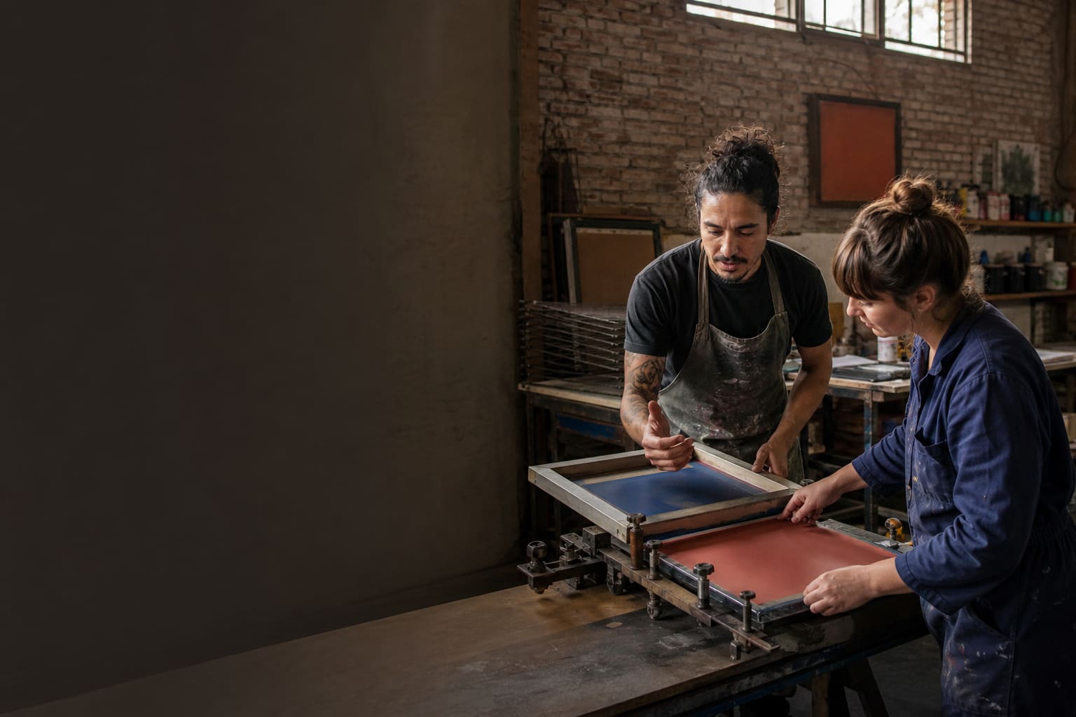 International newcomer practicing Spanish in a Rosario screen-print workshop