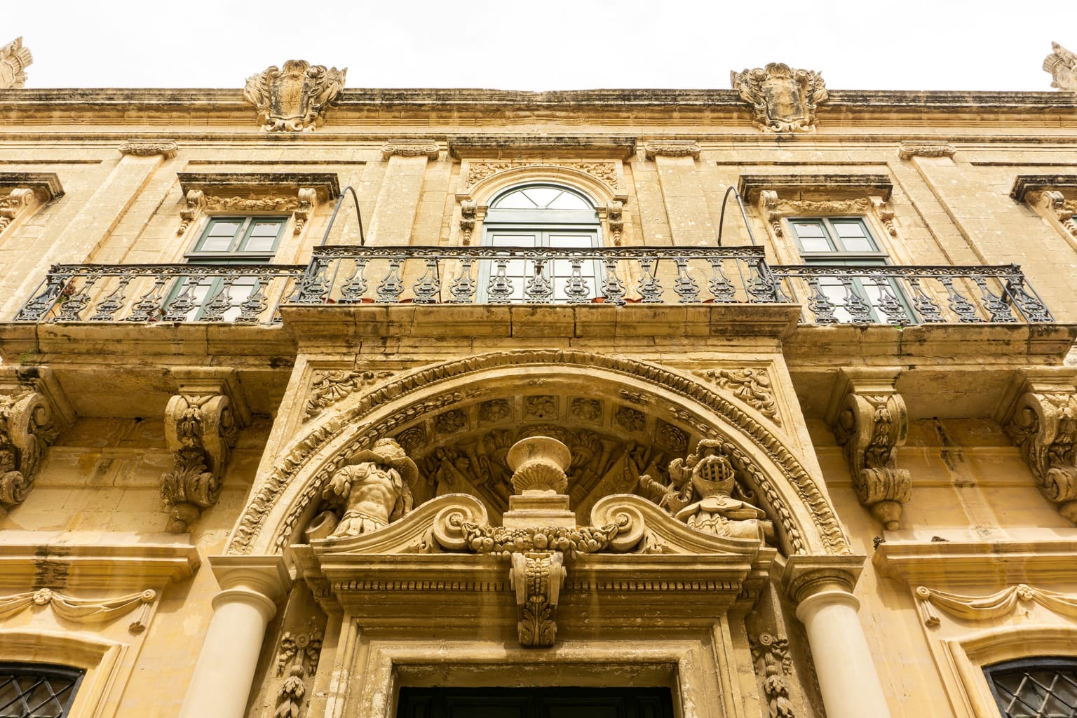 Fachada barroca de um palácio histórico em Malta