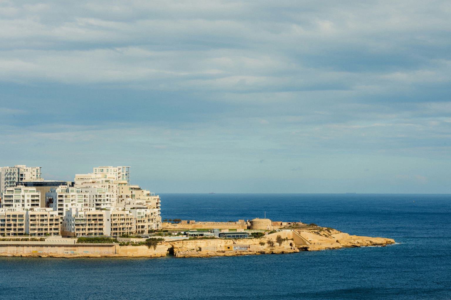 Costa de Sliema, en Malta, con edificios frente al mar Mediterráneo