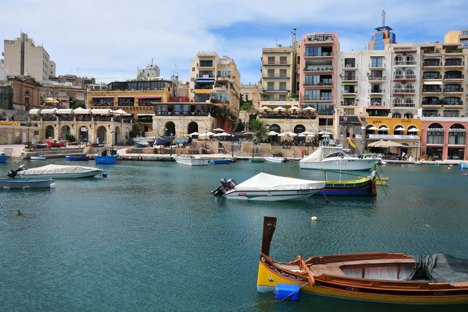 Baía de St Julian's, em Malta, com barcos coloridos tradicionais