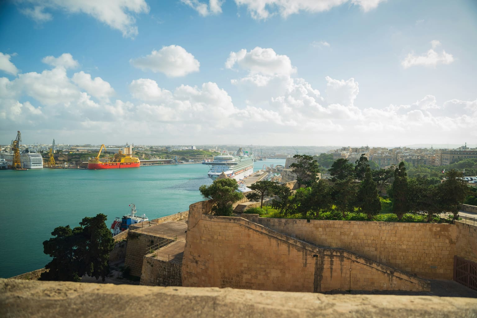 Malta'da tarihi surlar ve liman manzarası