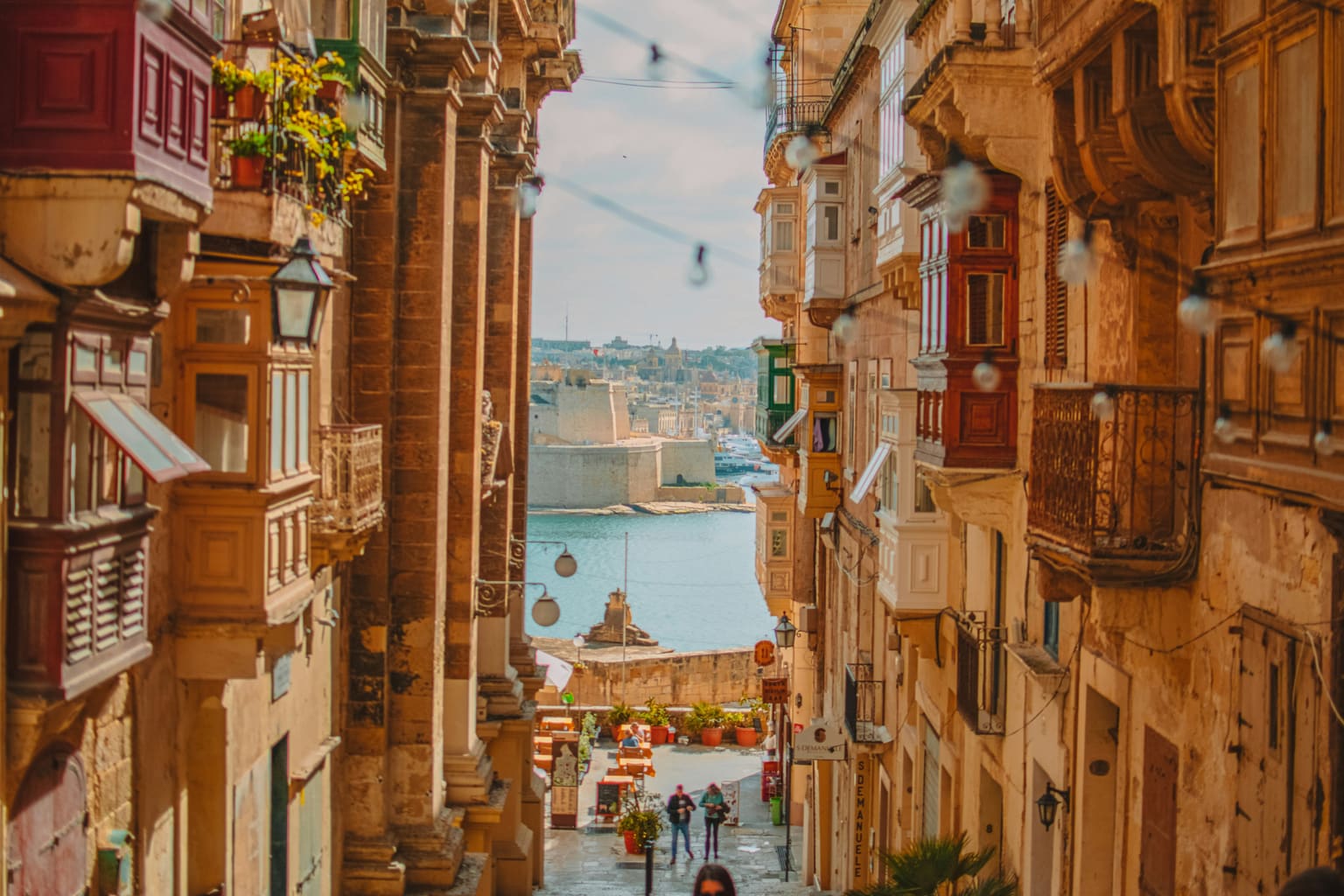 Rua de Valletta com varandas tradicionais de madeira, em Malta