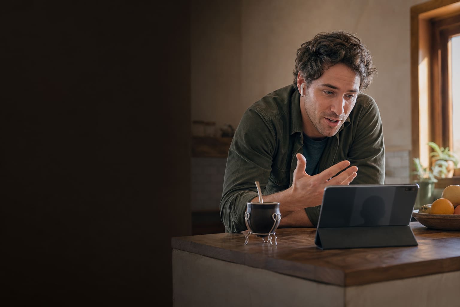 International adult practicing live Spanish from home with an Argentine teacher online