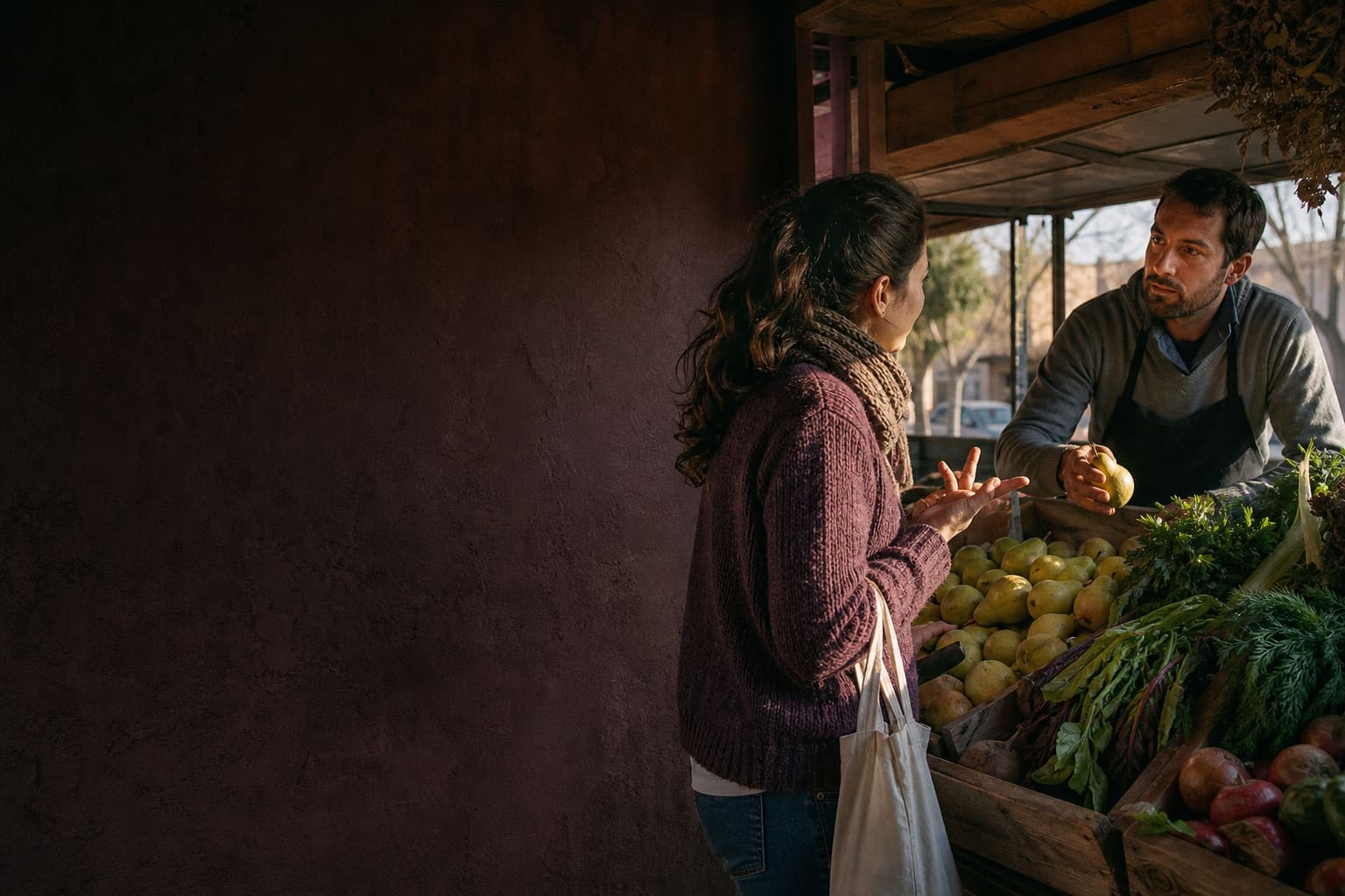 Mujer practica una conversación cotidiana con un vendedor en un mercado de Mendoza