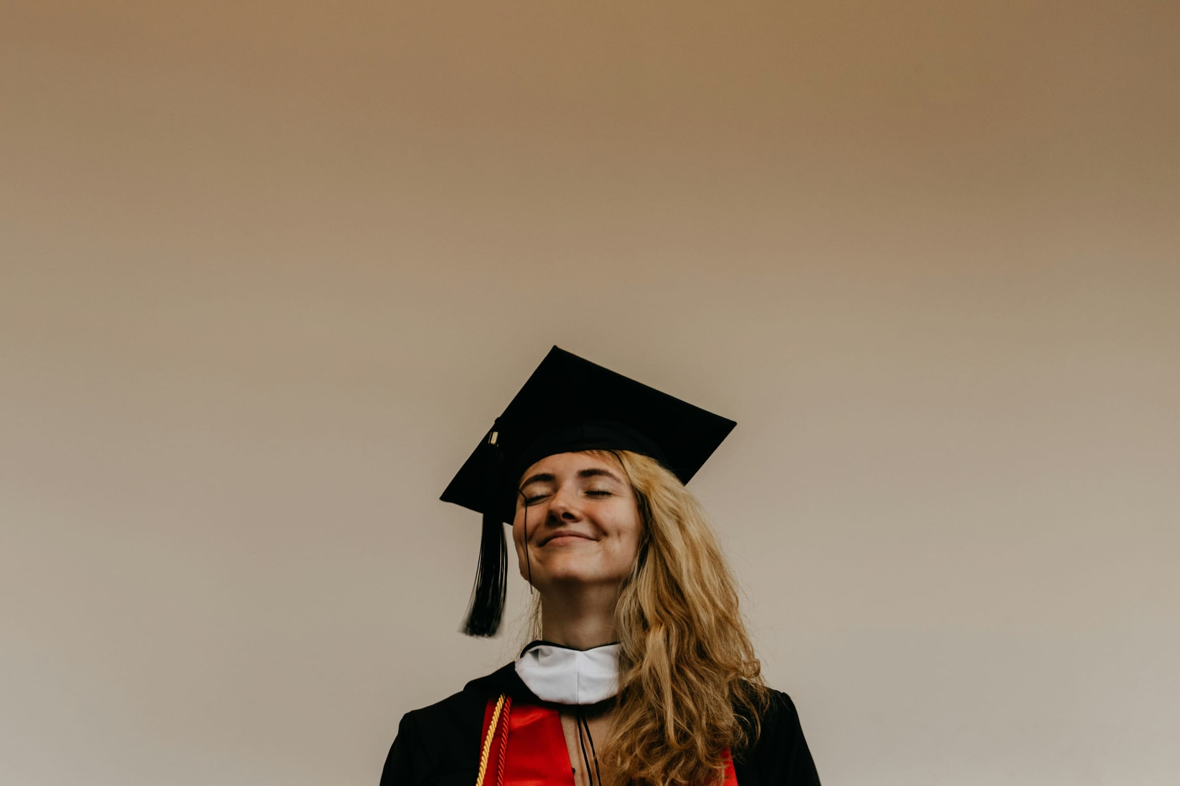Estudiante celebrando mejora de puntaje IELTS TOEFL Cambridge — garantía de resultados Go Fluent Academy Mendoza