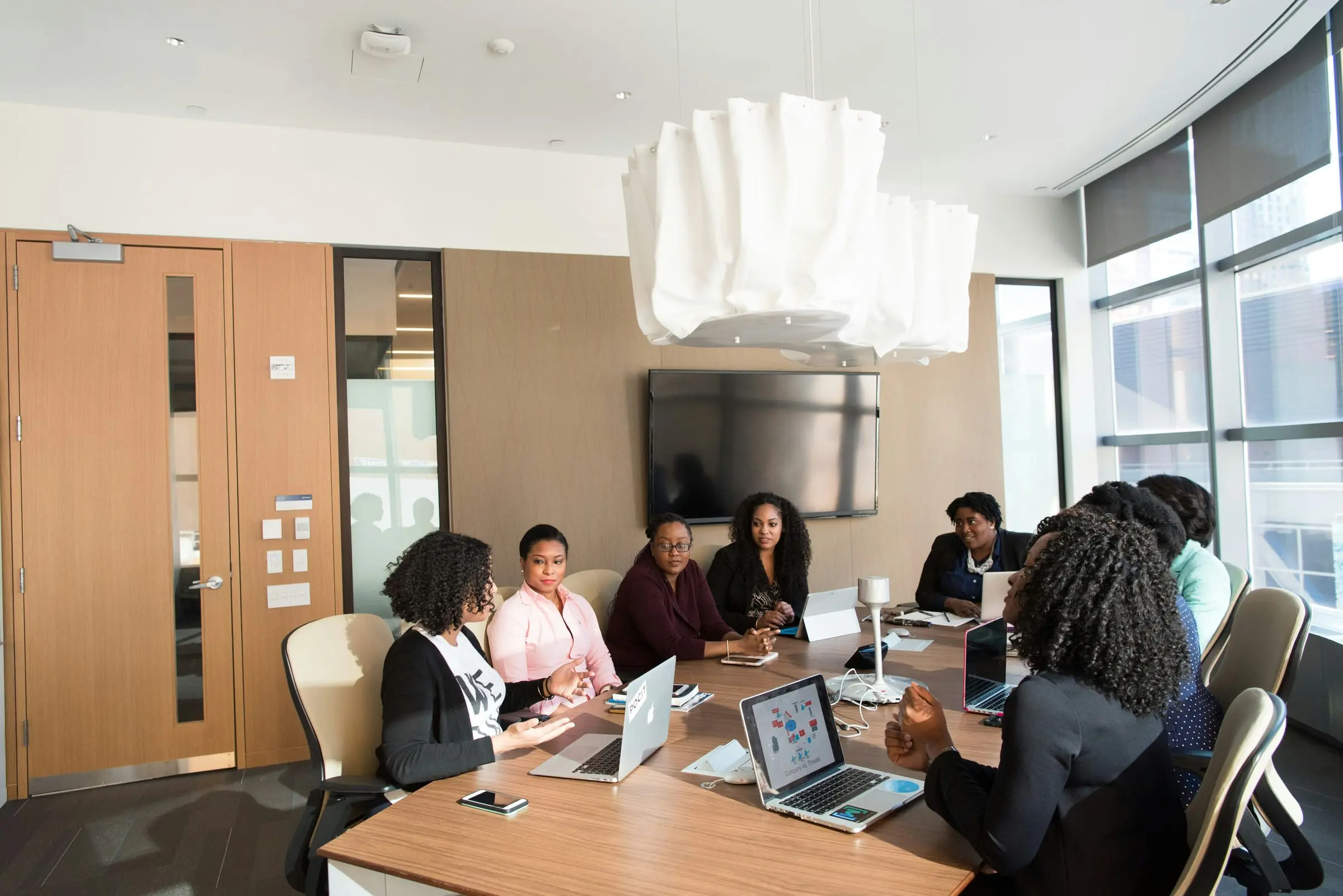 Equipo profesional durante una capacitación de inglés para empresas