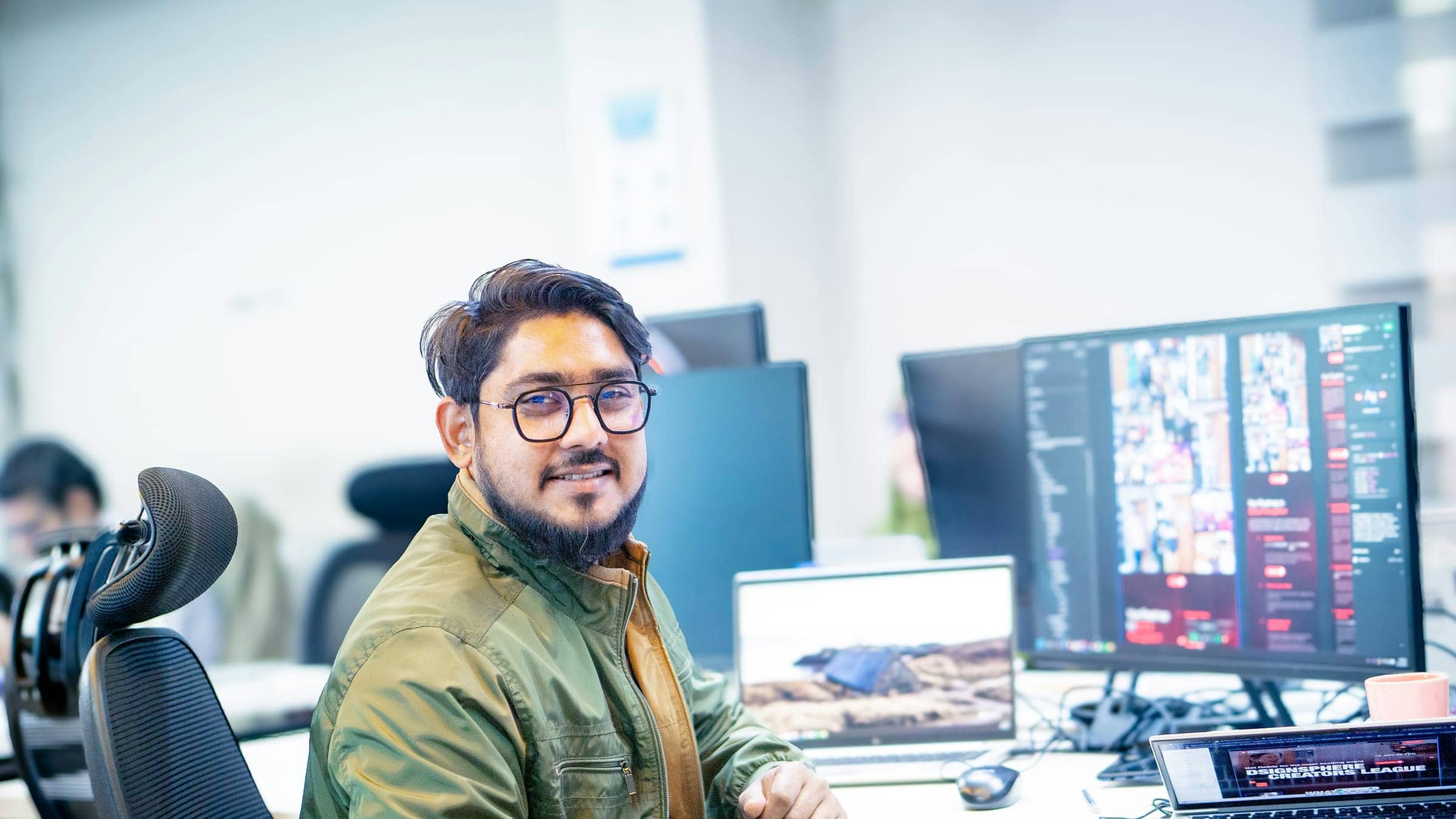 Equipo de operaciones y soporte monitoreando procesos en inglés desde oficina tecnológica