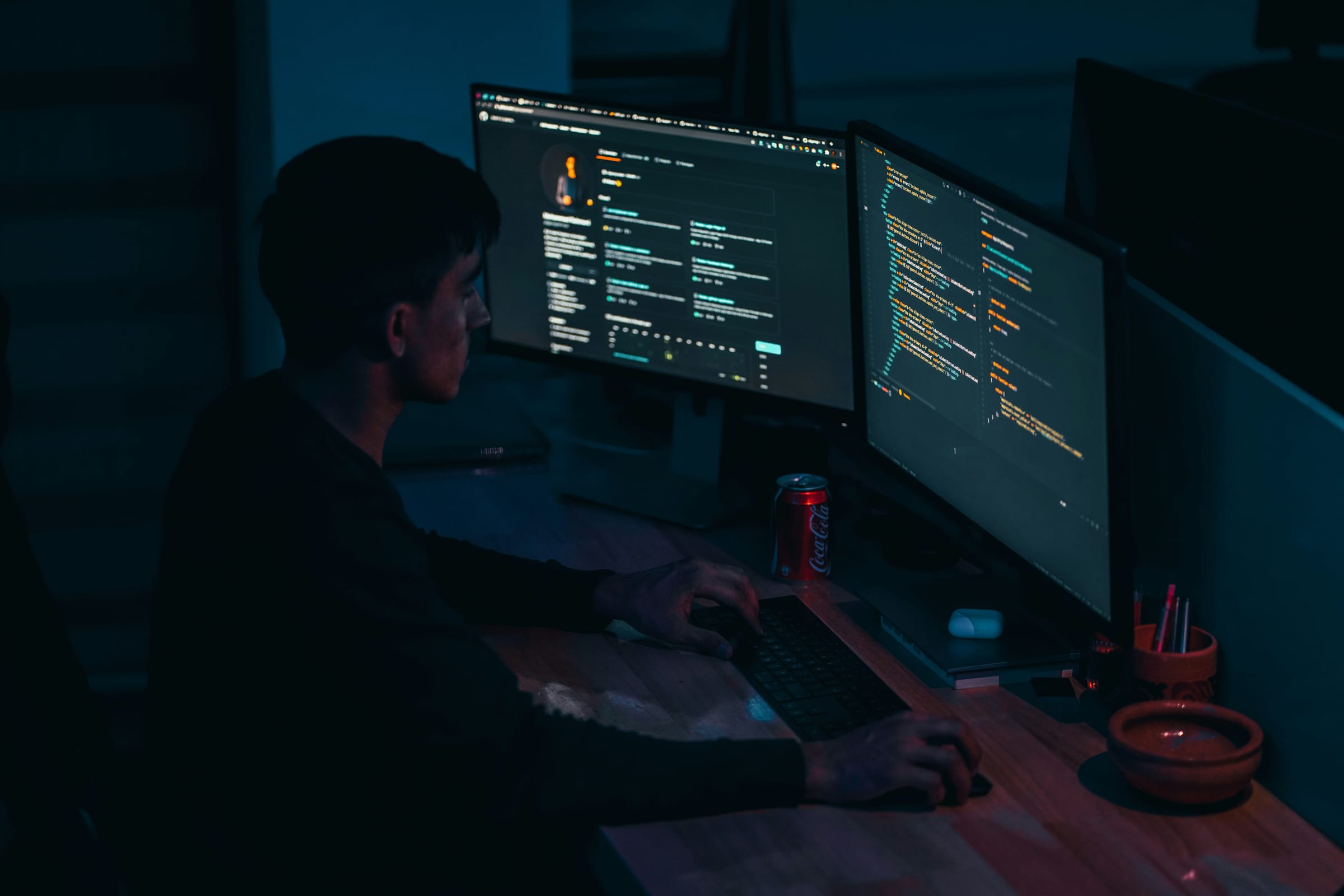 Desarrollador de software programando en inglés con laptop en oficina tech moderna