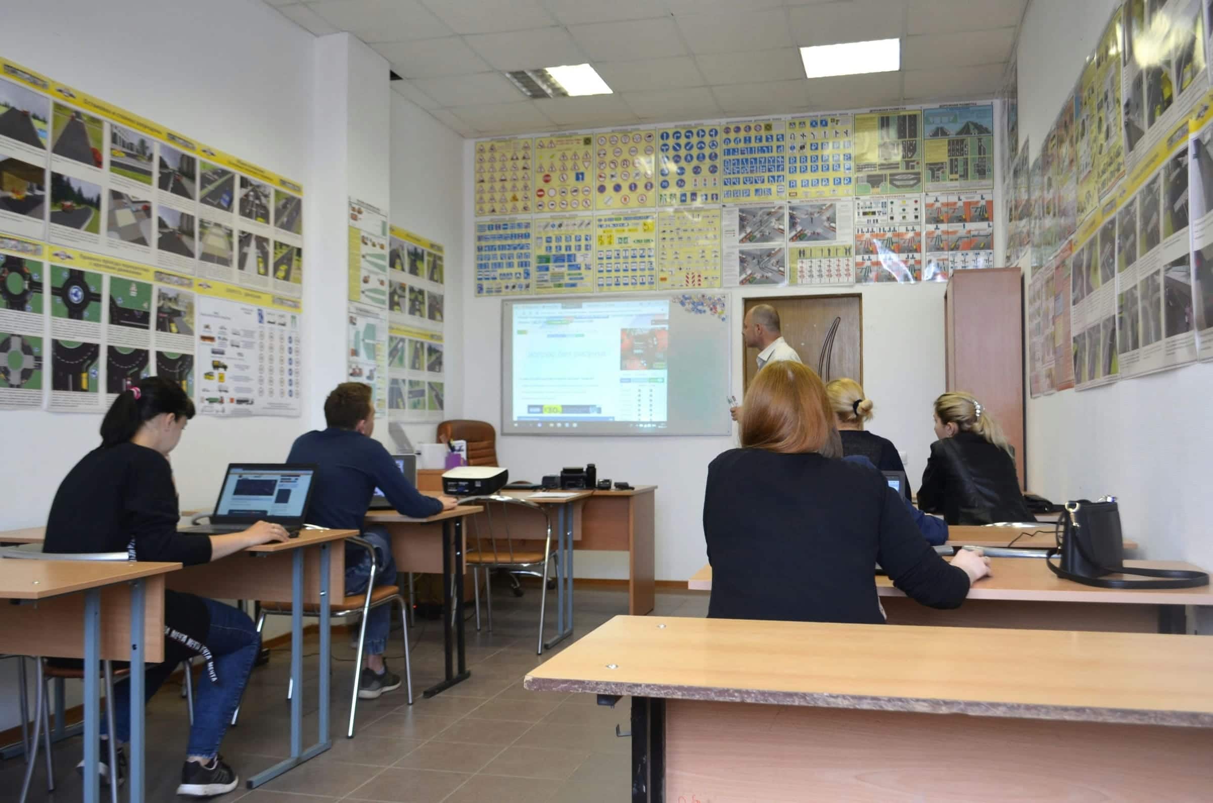 Estudiantes del instituto de inglés en Mendoza en clase online con profesor certificado de Go Fluent Academy