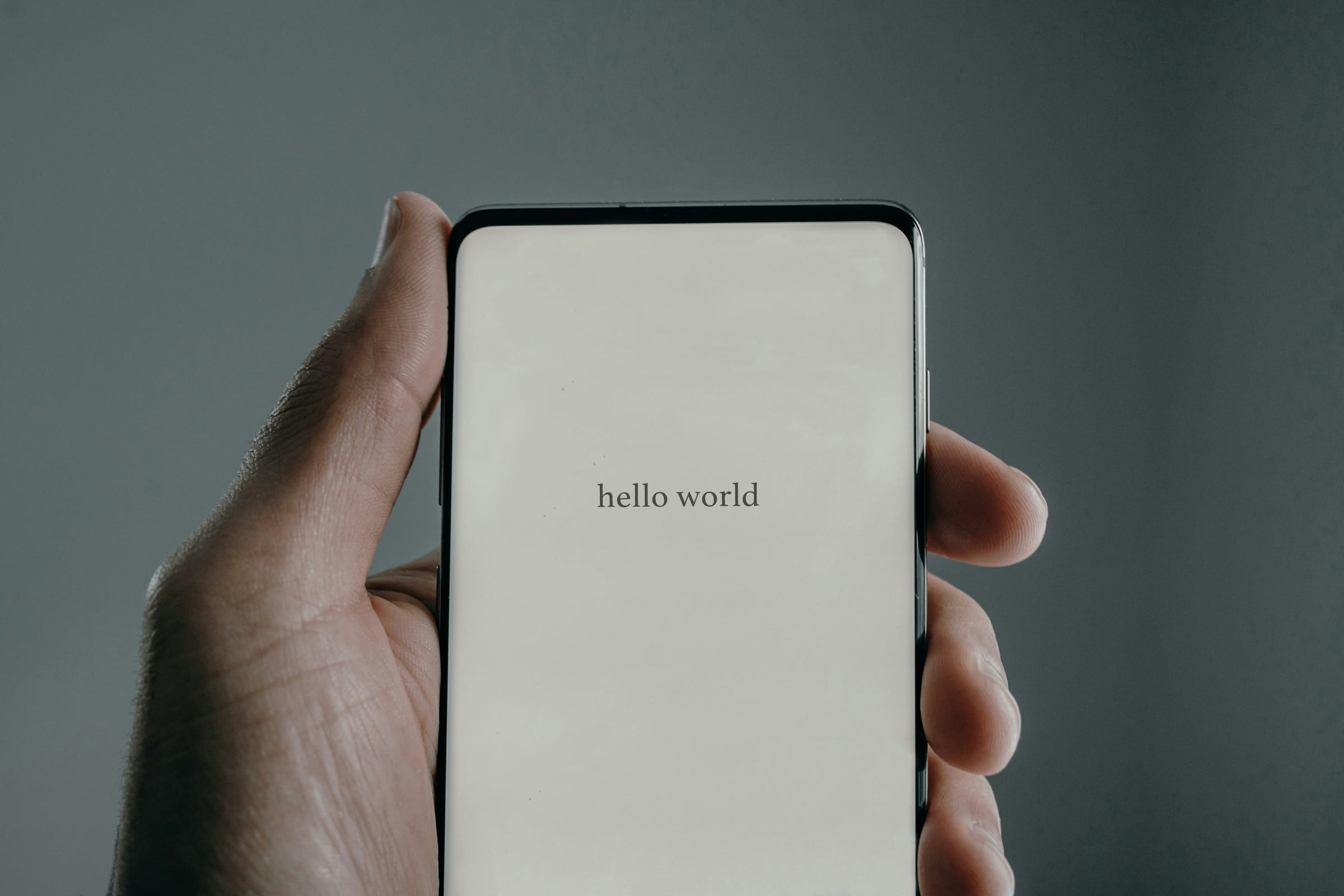 Persona con smartphone explorando palabras en inglés de tendencia en redes sociales — vocabulario actual 2025