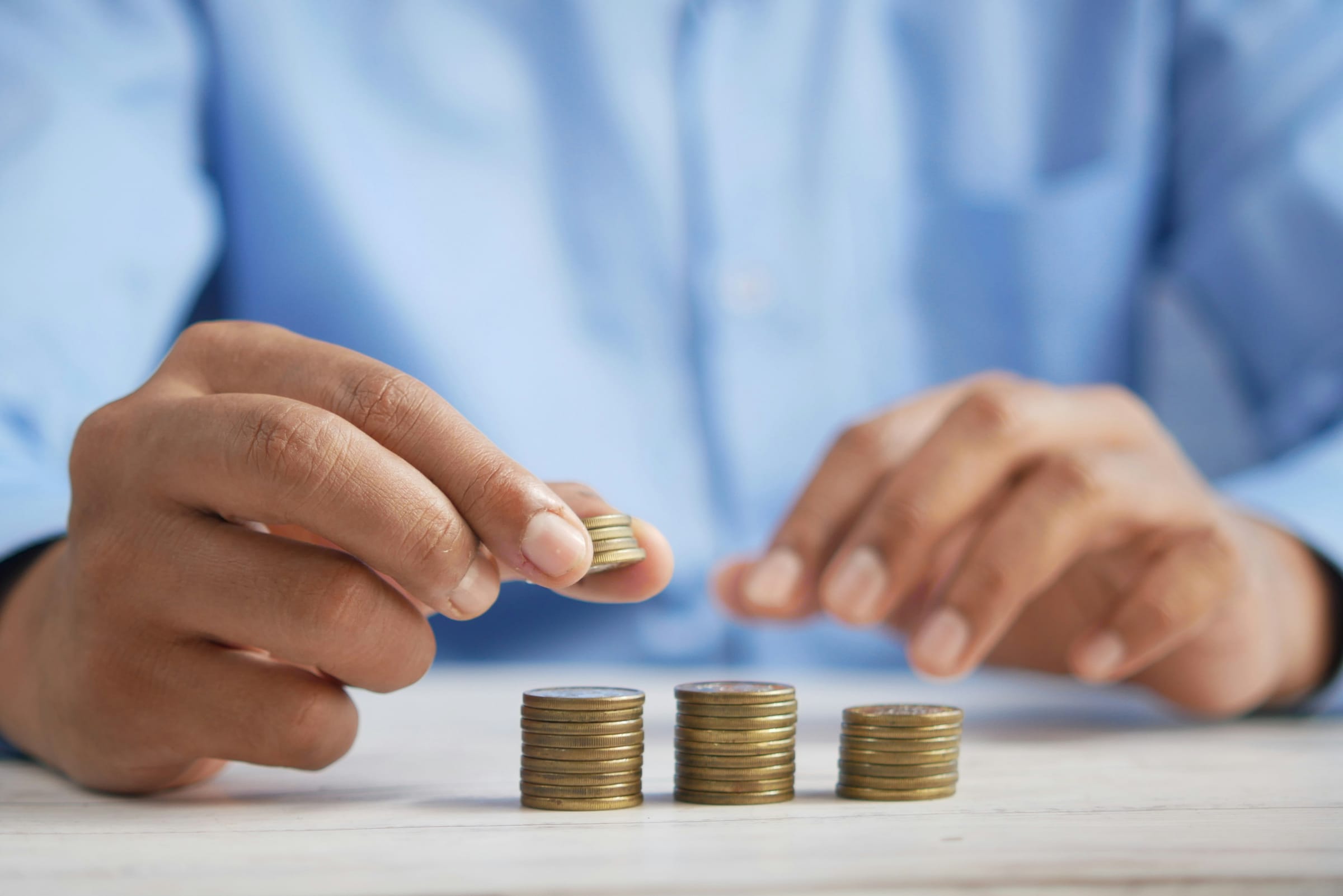Monedas y ahorros representando el valor y la inversión en cursos de inglés — planes y precios Go Fluent Academy Mendoza