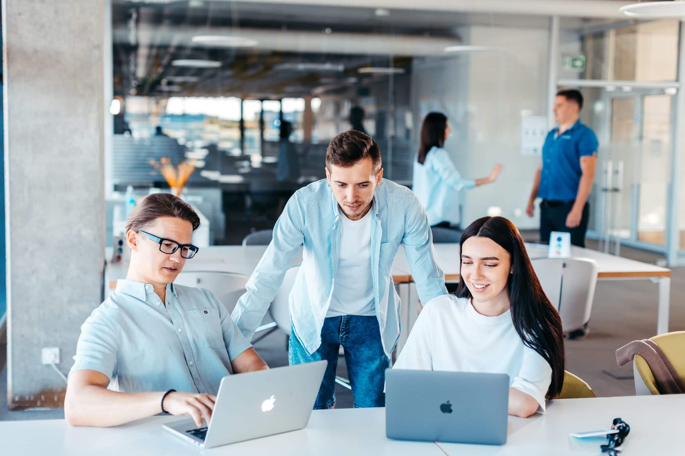 Profesional argentino usando inglés en reunión de trabajo — cursos de inglés por área y profesión Go Fluent Academy Mendoza
