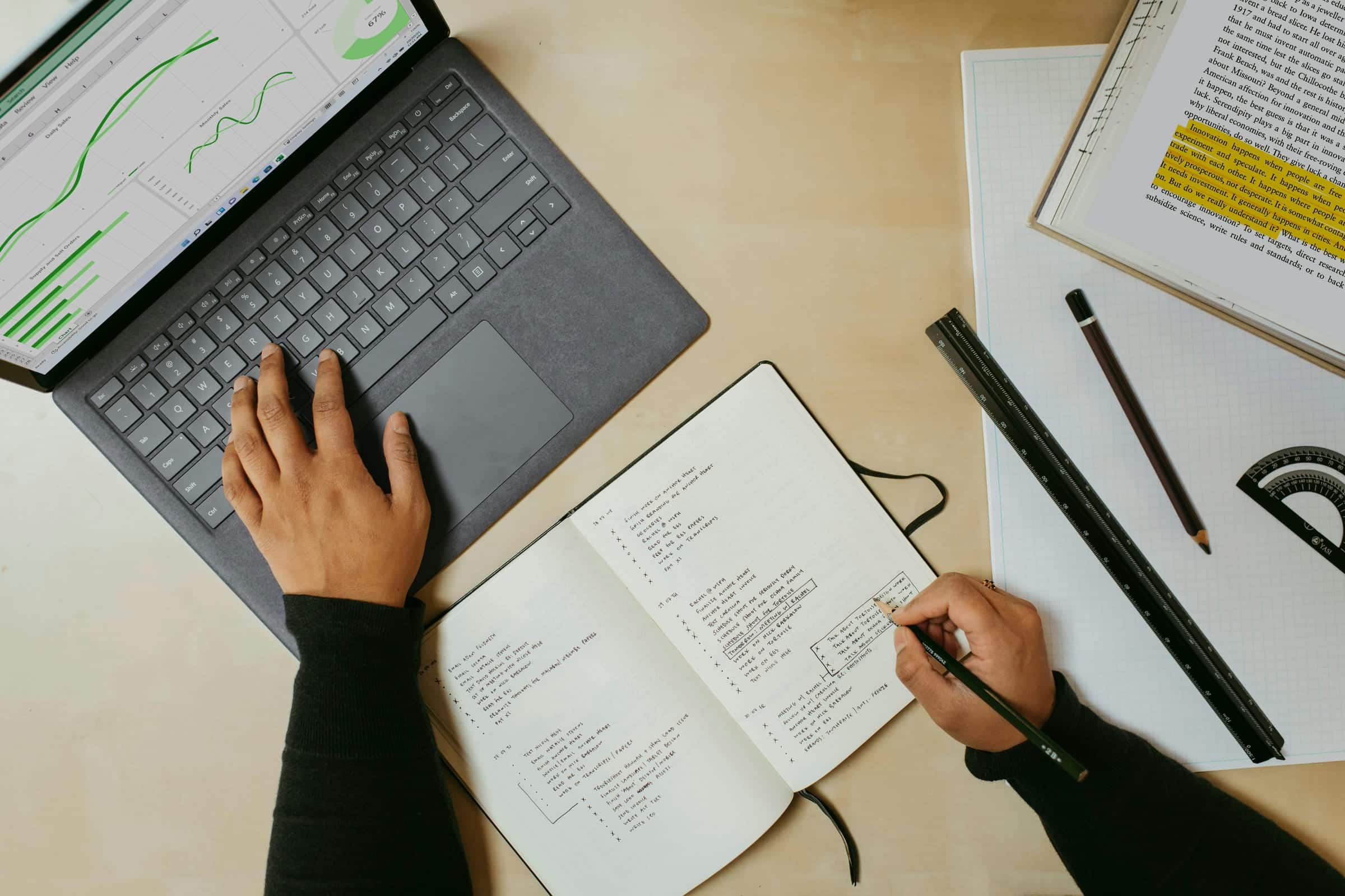 Estudiante adulto en clase de inglés online estructurado con Go Fluent Academy Mendoza Argentina