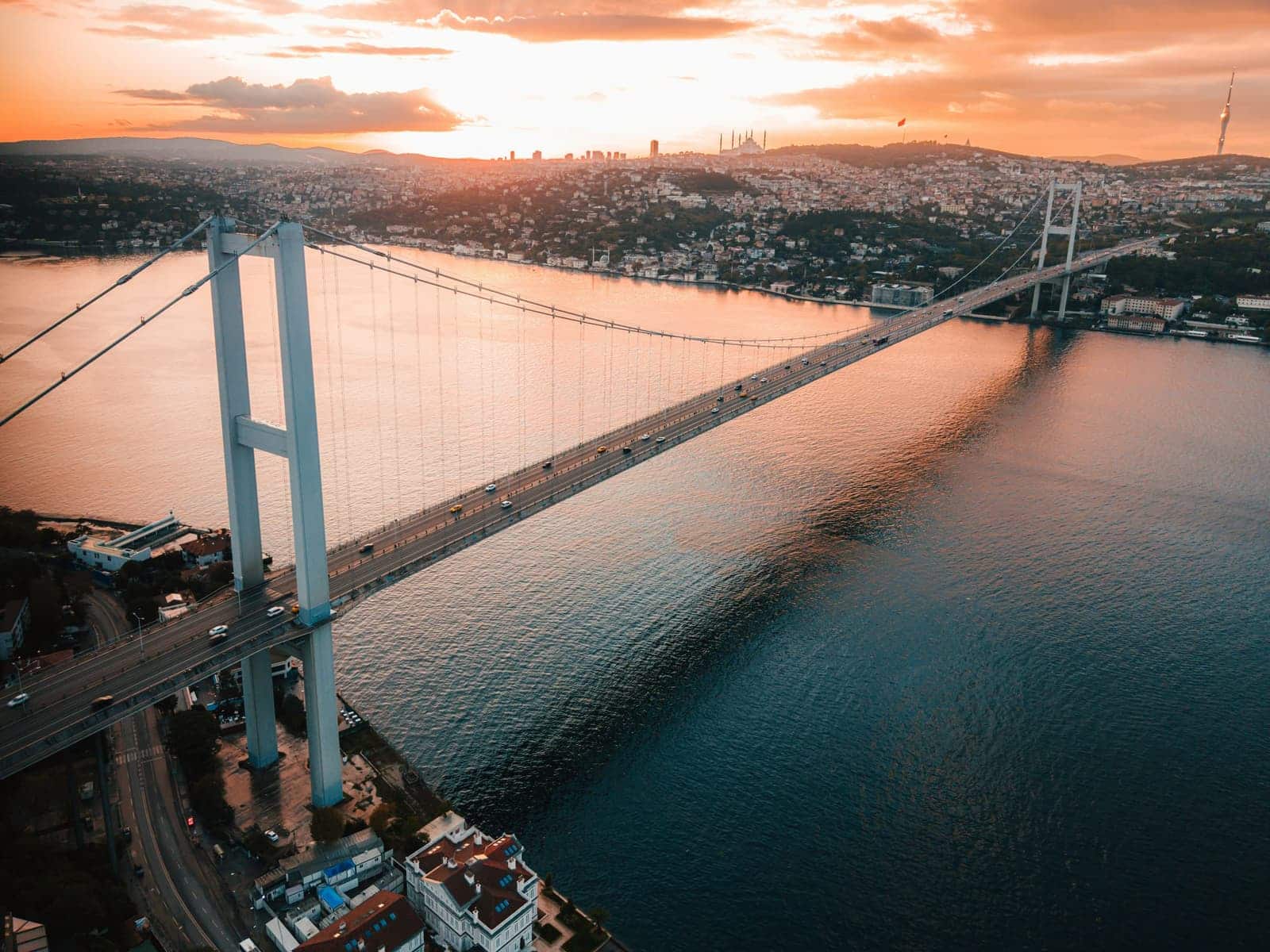 Panorama de Estambul y el Bósforo al atardecer — aprendé turco online con profesores nativos en Go Fluent Academy